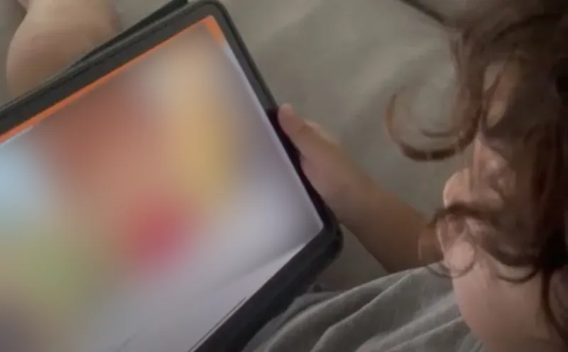 Anak kecil menonton kartun di tablet